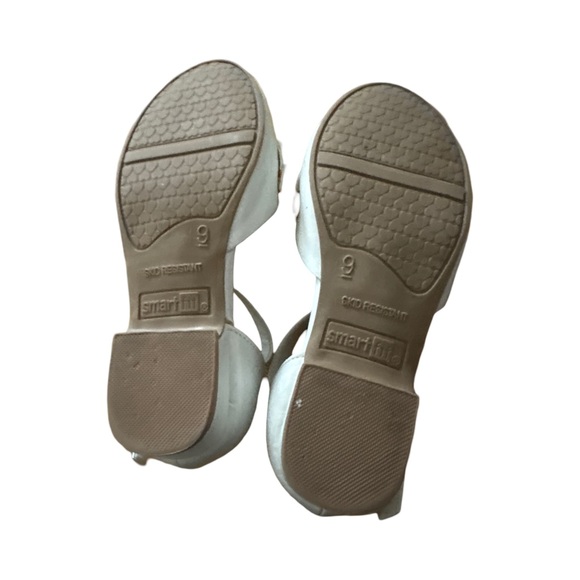 White Velcro strap dress shoes - size 9C - Picture 4 of 4